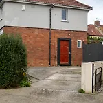 Modern 3 Bedroom House Sleeps 6, 11 Minutes From City Centre, Private Driveway Parking & Wi-Fi, Weekly & Monthly Stays, Great Rates Available At Peachy Stays בית נופש