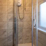 Modern 3 Bedroom House Sleeps 6, 11 Minutes From City Centre, Private Driveway Parking & Wi-Fi, Weekly & Monthly Stays, Great Rates Available At Peachy Stays בית נופש בריסטול