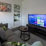 Modern 3 Bedroom House Sleeps 6, 11 Minutes From City Centre, Private Driveway Parking & Wi-Fi, Weekly & Monthly Stays, Great Rates Available At Peachy Stays בית נופש בריסטול