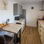 בית נופש Modern 3 Bedroom House Sleeps 6, 11 Minutes From City Centre, Private Driveway Parking & Wi-Fi, Weekly & Monthly Stays, Great Rates Available At Peachy Stays