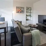 בית נופש Modern 3 Bedroom House Sleeps 6, 11 Minutes From City Centre, Private Driveway Parking & Wi-Fi, Weekly & Monthly Stays, Great Rates Available At Peachy Stays *