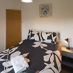 Modern 3 Bedroom House Sleeps 6, 11 Minutes From City Centre, Private Driveway Parking & Wi-Fi, Weekly & Monthly Stays, Great Rates Available At Peachy Stays * בריסטול