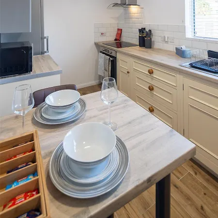Nyaraló Modern 3 Bedroom House Sleeps 6, 11 Minutes From Centre, Private Driveway Parking & Wi-fi, Weekly And Monthly Stays, Great Rates Available At Peachy Bristol
