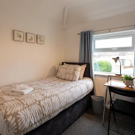 Nyaraló Modern 3 Bedroom House Sleeps 6, 11 Minutes From Centre, Private Driveway Parking & Wi-fi, Weekly And Monthly Stays, Great Rates Available At Peachy