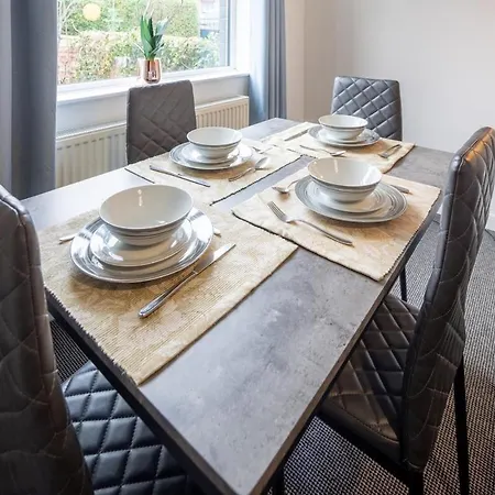 Modern 3 Bedroom House Sleeps 6, 11 Minutes From Centre, Private Driveway Parking & Wi-fi, Weekly And Monthly Stays, Great Rates Available At Peachy