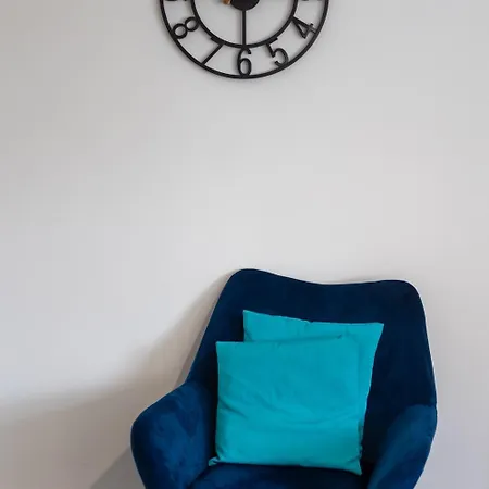 Modern 3 Bedroom House Sleeps 6, 11 Minutes From Centre, Private Driveway Parking & Wi-fi, Weekly And Monthly Stays, Great Rates Available At Peachy Nyaraló Bristol