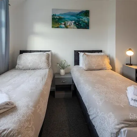 Modern 3 Bedroom House Sleeps 6, 11 Minutes From Centre, Private Driveway Parking & Wi-fi, Weekly And Monthly Stays, Great Rates Available At Peachy