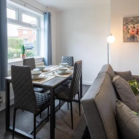 Modern 3 Bedroom House Sleeps 6, 11 Minutes From Centre, Private Driveway Parking & Wi-fi, Weekly And Monthly Stays, Great Rates Available At Peachy *