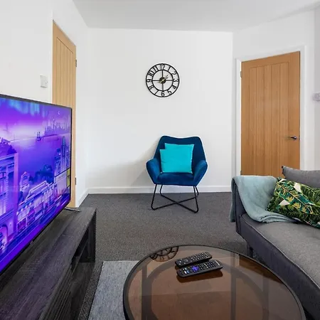 Modern 3 Bedroom House Sleeps 6, 11 Minutes From Centre, Private Driveway Parking & Wi-fi, Weekly And Monthly Stays, Great Rates Available At Peachy Bristol