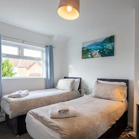 Nyaraló Modern 3 Bedroom House Sleeps 6, 11 Minutes From Centre, Private Driveway Parking & Wi-fi, Weekly And Monthly Stays, Great Rates Available At Peachy *