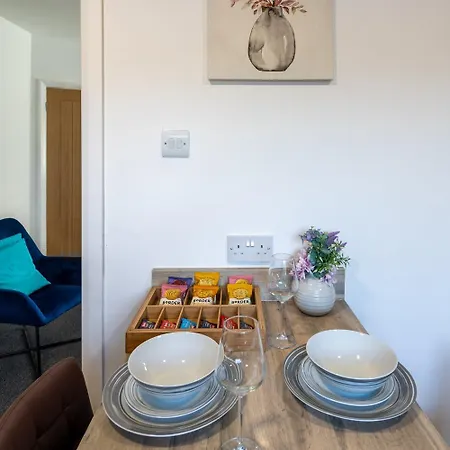 Modern 3 Bedroom House Sleeps 6, 11 Minutes From Centre, Private Driveway Parking & Wi-fi, Weekly And Monthly Stays, Great Rates Available At Peachy Nyaraló Bristol
