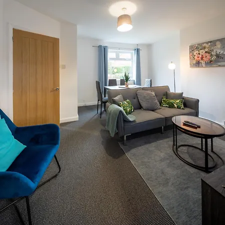 Modern 3 Bedroom House Sleeps 6, 11 Minutes From Centre, Private Driveway Parking & Wi-fi, Weekly And Monthly Stays, Great Rates Available At Peachy Nyaraló Bristol