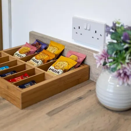 Feriehus 3 Bedroom House In Bris-tol - Sleeps 6 Guests, Contractors, Groups, Families, Business, Leisure & Relocation Welcome, 11 Minutes From Centre, Fast Wi-fi, Smart Tv And Free Private Parking For Two Cars Or Vans, Long And Short We *