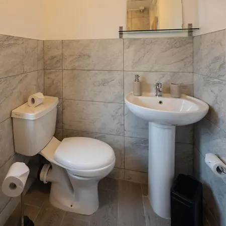 Modern 3 Bedroom House Sleeps 6, 11 Minutes From Centre, Private Driveway Parking & Wi-fi, Weekly And Monthly Stays, Great Rates Available At Peachy Nyaraló *