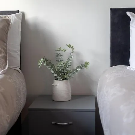 Nyaraló Modern 3 Bedroom House Sleeps 6, 11 Minutes From Centre, Private Driveway Parking & Wi-fi, Weekly And Monthly Stays, Great Rates Available At Peachy