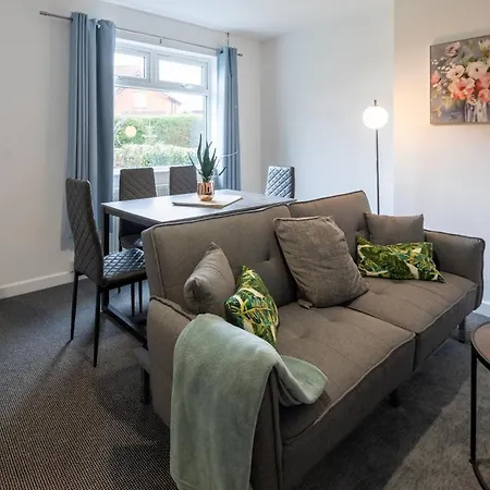 Modern 3 Bedroom House Sleeps 6, 11 Minutes From Centre, Private Driveway Parking & Wi-fi, Weekly And Monthly Stays, Great Rates Available At Peachy Bristol