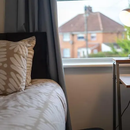 Modern 3 Bedroom House Sleeps 6, 11 Minutes From Centre, Private Driveway Parking & Wi-fi, Weekly And Monthly Stays, Great Rates Available At Peachy * Bristol