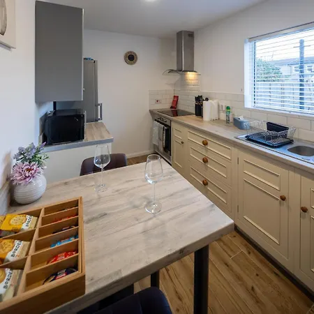 Modern 3 Bedroom House Sleeps 6, 11 Minutes From Centre, Private Driveway Parking & Wi-fi, Weekly And Monthly Stays, Great Rates Available At Peachy *