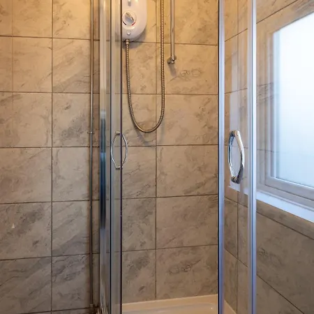 Modern 3 Bedroom House Sleeps 6, 11 Minutes From Centre, Private Driveway Parking & Wi-fi, Weekly And Monthly Stays, Great Rates Available At Peachy Nyaraló Bristol