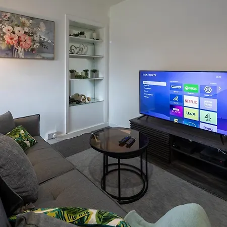 Modern 3 Bedroom House Sleeps 6, 11 Minutes From Centre, Private Driveway Parking & Wi-fi, Weekly And Monthly Stays, Great Rates Available At Peachy Nyaraló Bristol