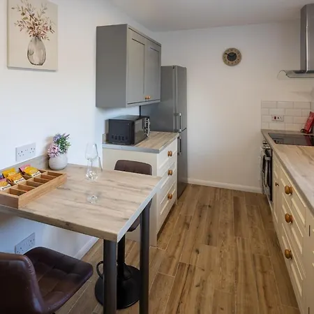 Nyaraló Modern 3 Bedroom House Sleeps 6, 11 Minutes From Centre, Private Driveway Parking & Wi-fi, Weekly And Monthly Stays, Great Rates Available At Peachy
