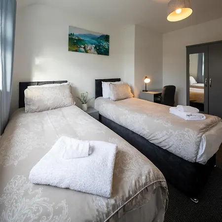 Modern 3 Bedroom House Sleeps 6, 11 Minutes From Centre, Private Driveway Parking & Wi-fi, Weekly And Monthly Stays, Great Rates Available At Peachy *