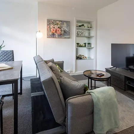 Nyaraló Modern 3 Bedroom House Sleeps 6, 11 Minutes From Centre, Private Driveway Parking & Wi-fi, Weekly And Monthly Stays, Great Rates Available At Peachy *