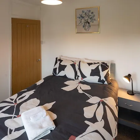 Modern 3 Bedroom House Sleeps 6, 11 Minutes From Centre, Private Driveway Parking & Wi-fi, Weekly And Monthly Stays, Great Rates Available At Peachy * Bristol