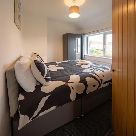 Nyaraló Modern 3 Bedroom House Sleeps 6, 11 Minutes From Centre, Private Driveway Parking & Wi-fi, Weekly And Monthly Stays, Great Rates Available At Peachy