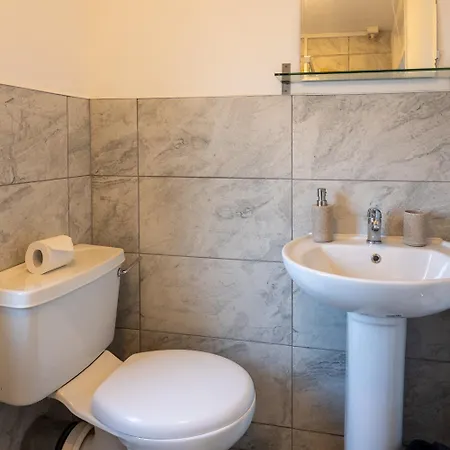 Modern 3 Bedroom House Sleeps 6, 11 Minutes From Centre, Private Driveway Parking & Wi-fi, Weekly And Monthly Stays, Great Rates Available At Peachy
