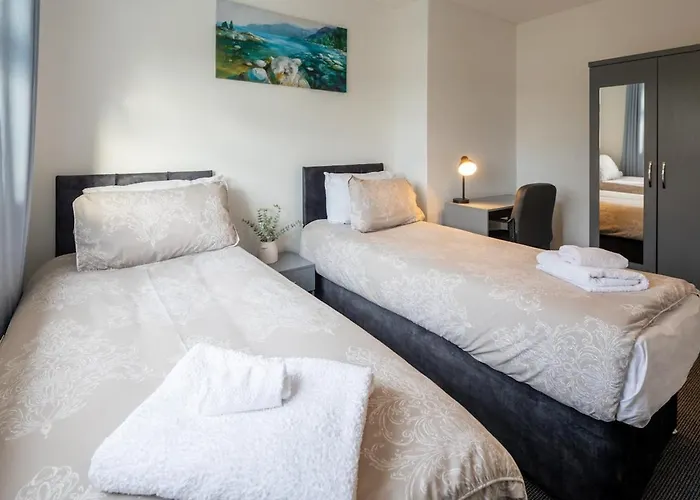 Prázdninový dům 3 Bedroom House In Bris-tol - Sleeps 6 Guests, Contractors, Groups, Families, Business, Leisure & Relocation Welcome, 11 Minutes From Centre, Fast Wi-fi, Smart Tv And Free Private Parking For Two Cars Or Vans, Long And Short We Bristol