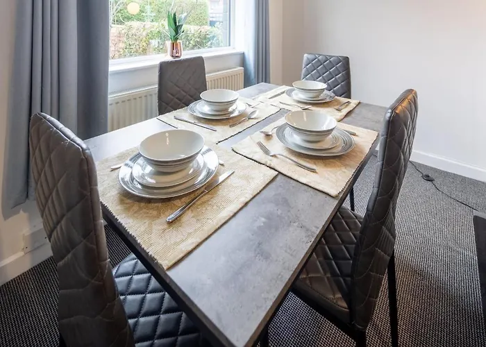 3 Bedroom House In Bris-tol - Sleeps 6 Guests, Contractors, Groups, Families, Business, Leisure & Relocation Welcome, 11 Minutes From Centre, Fast Wi-fi, Smart Tv And Free Private Parking For Two Cars Or Vans, Long And Short We