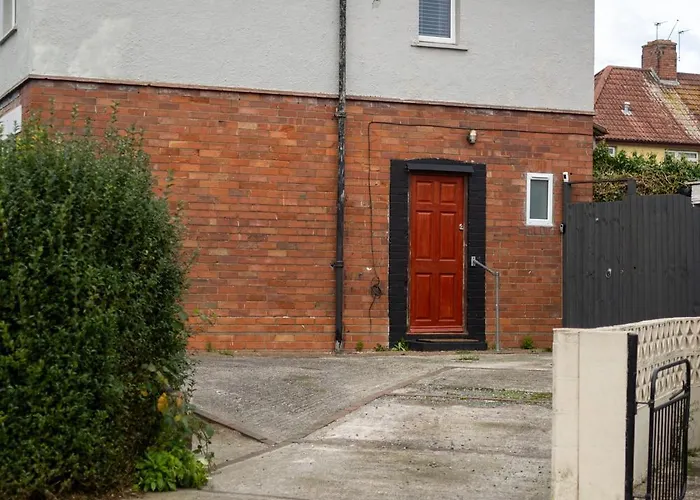 3 Bedroom House In Bris-tol - Sleeps 6 Guests, Contractors, Groups, Families, Business, Leisure & Relocation Welcome, 11 Minutes From Centre, Fast Wi-fi, Smart Tv And Free Private Parking For Two Cars Or Vans, Long And Short We Feriehus