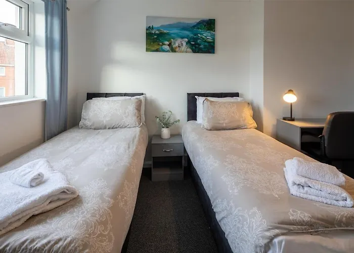 3 Bedroom House In Bris-tol - Sleeps 6 Guests, Contractors, Groups, Families, Business, Leisure & Relocation Welcome, 11 Minutes From Centre, Fast Wi-fi, Smart Tv And Free Private Parking For Two Cars Or Vans, Long And Short We