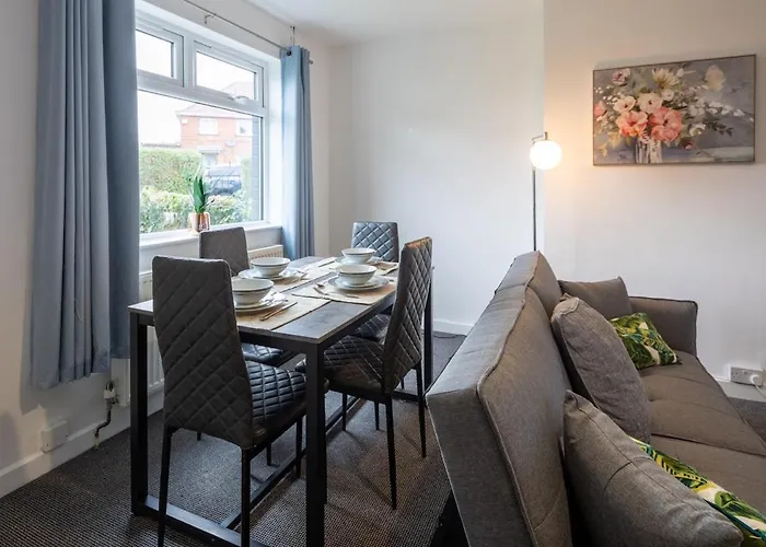 3 Bedroom House In Bris-tol - Sleeps 6 Guests, Contractors, Groups, Families, Business, Leisure & Relocation Welcome, 11 Minutes From Centre, Fast Wi-fi, Smart Tv And Free Private Parking For Two Cars Or Vans, Long And Short We *
