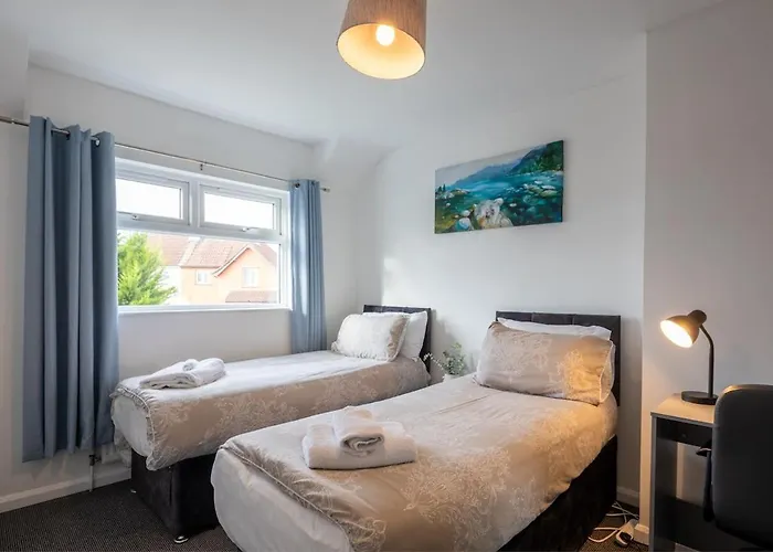 Prázdninový dům 3 Bedroom House In Bris-tol - Sleeps 6 Guests, Contractors, Groups, Families, Business, Leisure & Relocation Welcome, 11 Minutes From Centre, Fast Wi-fi, Smart Tv And Free Private Parking For Two Cars Or Vans, Long And Short We *