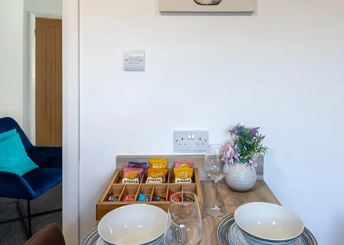 3 Bedroom House In Bris-tol - Sleeps 6 Guests, Contractors, Groups, Families, Business, Leisure & Relocation Welcome, 11 Minutes From Centre, Fast Wi-fi, Smart Tv And Free Private Parking For Two Cars Or Vans, Long And Short We Feriehus Bristol