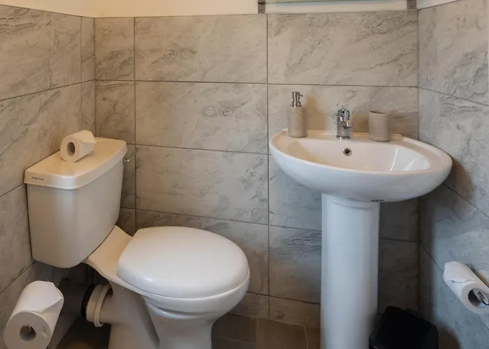 3 Bedroom House In Bris-tol - Sleeps 6 Guests, Contractors, Groups, Families, Business, Leisure & Relocation Welcome, 11 Minutes From Centre, Fast Wi-fi, Smart Tv And Free Private Parking For Two Cars Or Vans, Long And Short We Feriehus *