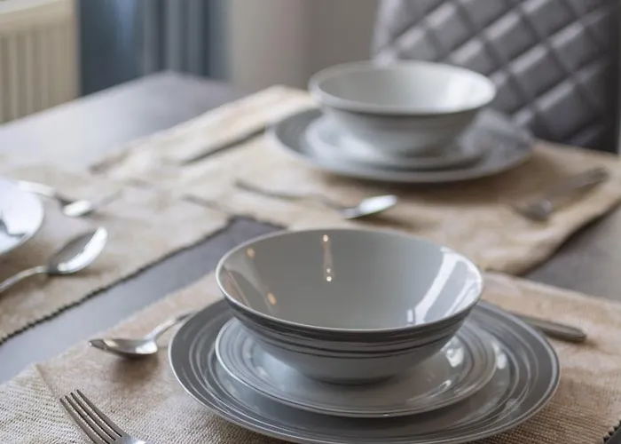 Feriehus 3 Bedroom House In Bris-tol - Sleeps 6 Guests, Contractors, Groups, Families, Business, Leisure & Relocation Welcome, 11 Minutes From Centre, Fast Wi-fi, Smart Tv And Free Private Parking For Two Cars Or Vans, Long And Short We *