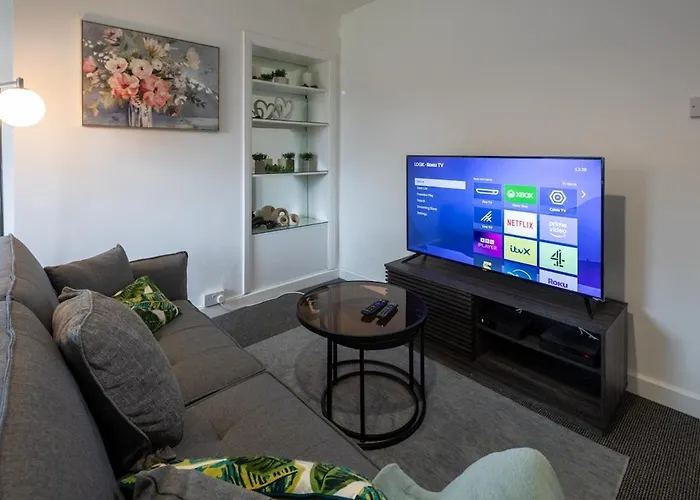 3 Bedroom House In Bris-tol - Sleeps 6 Guests, Contractors, Groups, Families, Business, Leisure & Relocation Welcome, 11 Minutes From Centre, Fast Wi-fi, Smart Tv And Free Private Parking For Two Cars Or Vans, Long And Short We Feriehus Bristol