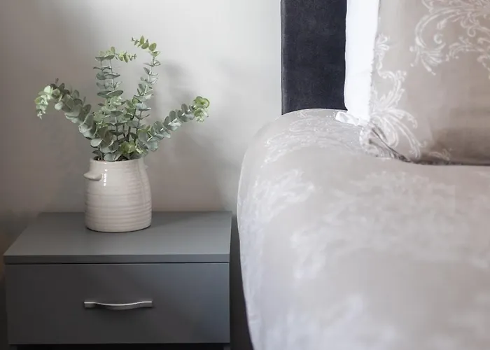 Feriehus 3 Bedroom House In Bris-tol - Sleeps 6 Guests, Contractors, Groups, Families, Business, Leisure & Relocation Welcome, 11 Minutes From Centre, Fast Wi-fi, Smart Tv And Free Private Parking For Two Cars Or Vans, Long And Short We