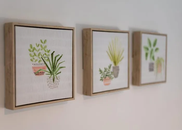 Prázdninový dům 3 Bedroom House In Bris-tol - Sleeps 6 Guests, Contractors, Groups, Families, Business, Leisure & Relocation Welcome, 11 Minutes From Centre, Fast Wi-fi, Smart Tv And Free Private Parking For Two Cars Or Vans, Long And Short We Bristol