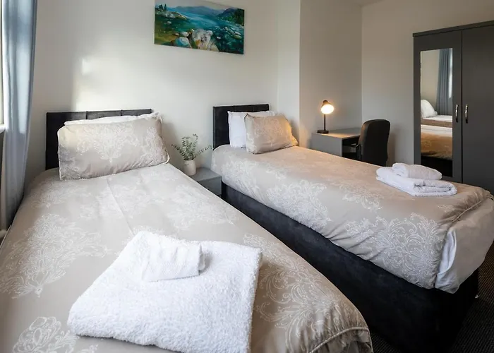 3 Bedroom House In Bris-tol - Sleeps 6 Guests, Contractors, Groups, Families, Business, Leisure & Relocation Welcome, 11 Minutes From Centre, Fast Wi-fi, Smart Tv And Free Private Parking For Two Cars Or Vans, Long And Short We *