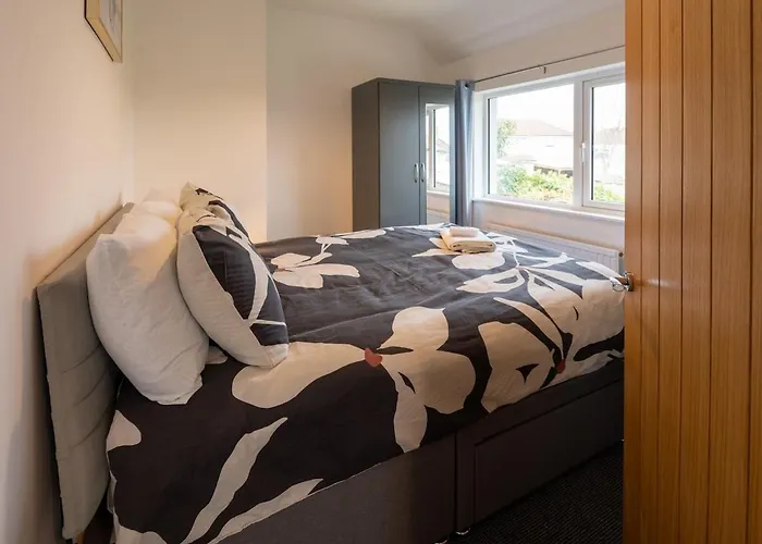 Prázdninový dům 3 Bedroom House In Bris-tol - Sleeps 6 Guests, Contractors, Groups, Families, Business, Leisure & Relocation Welcome, 11 Minutes From Centre, Fast Wi-fi, Smart Tv And Free Private Parking For Two Cars Or Vans, Long And Short We