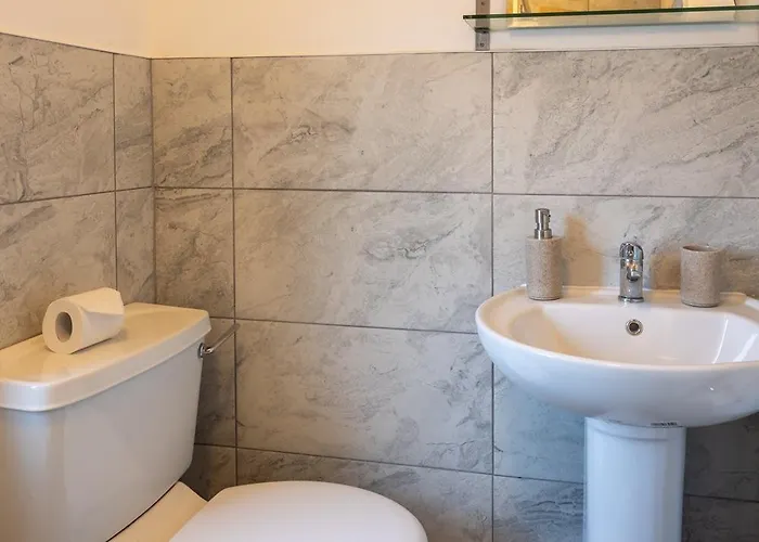 3 Bedroom House In Bris-tol - Sleeps 6 Guests, Contractors, Groups, Families, Business, Leisure & Relocation Welcome, 11 Minutes From Centre, Fast Wi-fi, Smart Tv And Free Private Parking For Two Cars Or Vans, Long And Short We