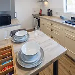 Hébergement de vacances 3 Bedroom House In Bris-tol - Sleeps 6 Guests, Contractors, Groups, Families, Business, Leisure & Relocation Welcome, 11 Minutes From Centre, Fast Wi-fi, Smart Tv And Free Private Parking For Two Cars Or Vans, Long And Short We Bristol