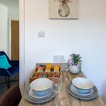 3 Bedroom House In Bris-tol - Sleeps 6 Guests, Contractors, Groups, Families, Business, Leisure & Relocation Welcome, 11 Minutes From Centre, Fast Wi-fi, Smart Tv And Free Private Parking For Two Cars Or Vans, Long And Short We Hébergement de vacances Bristol