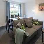 3 Bedroom House In Bris-tol - Sleeps 6 Guests, Contractors, Groups, Families, Business, Leisure & Relocation Welcome, 11 Minutes From Centre, Fast Wi-fi, Smart Tv And Free Private Parking For Two Cars Or Vans, Long And Short We Bristol