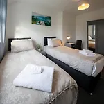 3 Bedroom House In Bris-tol - Sleeps 6 Guests, Contractors, Groups, Families, Business, Leisure & Relocation Welcome, 11 Minutes From Centre, Fast Wi-fi, Smart Tv And Free Private Parking For Two Cars Or Vans, Long And Short We *