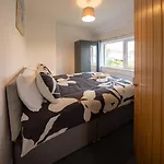 Hébergement de vacances 3 Bedroom House In Bris-tol - Sleeps 6 Guests, Contractors, Groups, Families, Business, Leisure & Relocation Welcome, 11 Minutes From Centre, Fast Wi-fi, Smart Tv And Free Private Parking For Two Cars Or Vans, Long And Short We